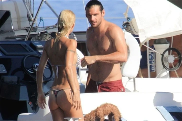 Michelle Hunziker plajda şov yapıyor!