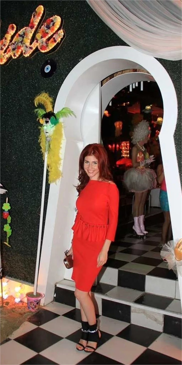 Kızıl Ajan Anna Chapman Cahide'de kendinden geçti..