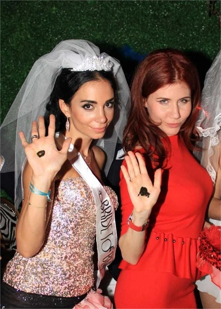 Kızıl Ajan Anna Chapman Cahide'de kendinden geçti..