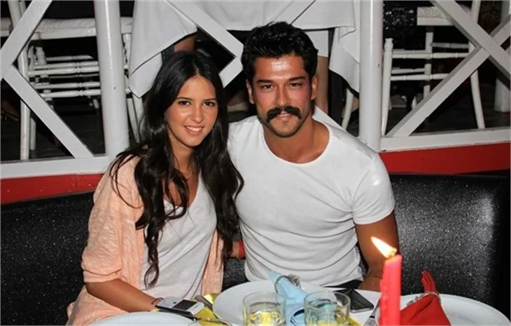 Kızıl Ajan Anna Chapman Cahide'de kendinden geçti..