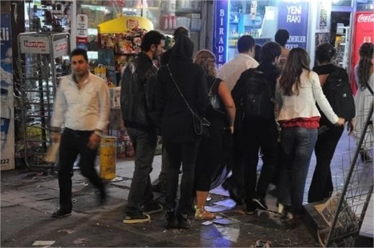 Gamze Özçelik yeni sevgilisiyle yakalandı!