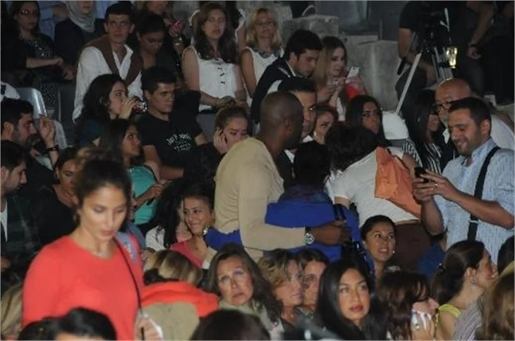 Pascal Nouma kız arkadaşlarıyla Kenan Doğulu konserinde...