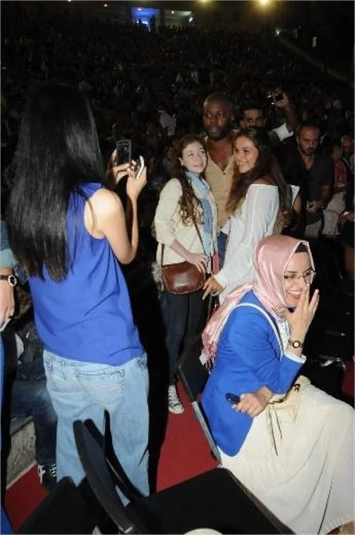 Pascal Nouma kız arkadaşlarıyla Kenan Doğulu konserinde...
