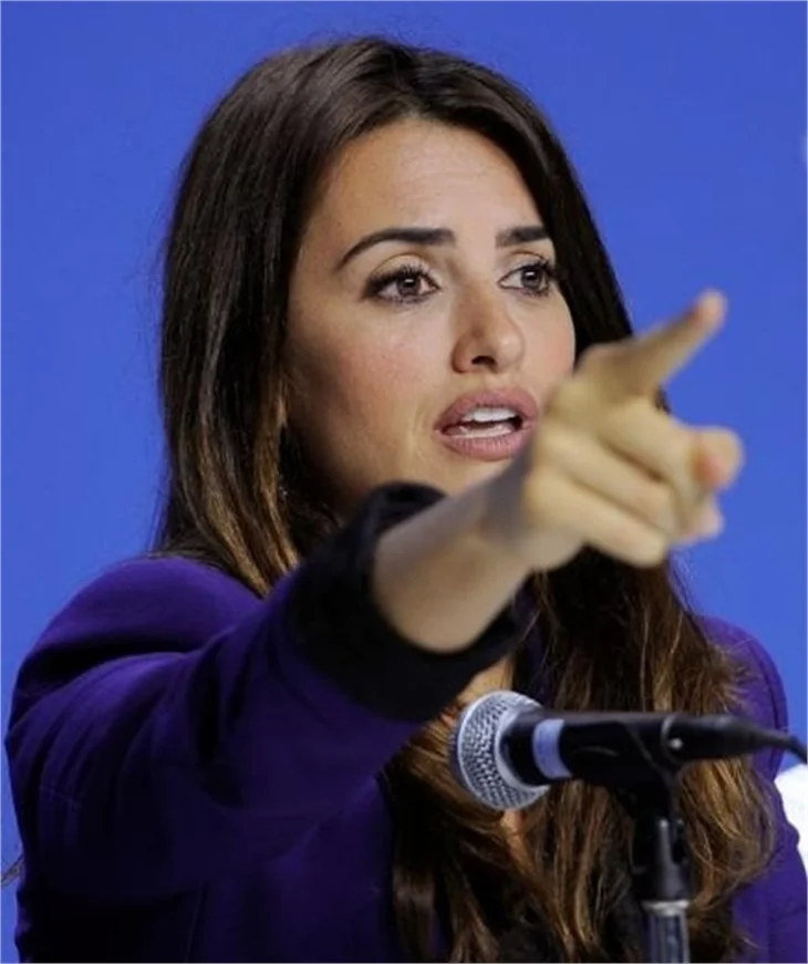 Saadet Işıl Aksoy Penelope Cruz galada yanyana...
