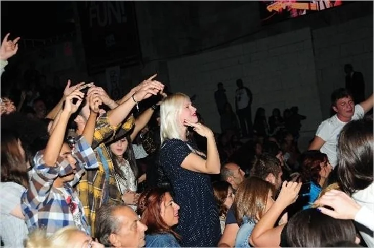 Duman eşi Seçkin Piriler'i konserinde oturtmadı...