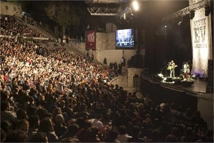 Duman eşi Seçkin Piriler'i konserinde oturtmadı...
