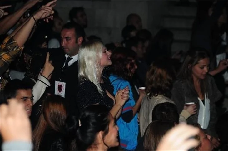 Duman eşi Seçkin Piriler'i konserinde oturtmadı...