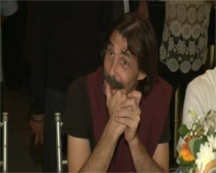 Erdal Beşikçioğlu'dan sahnede Aşkın'a gül..