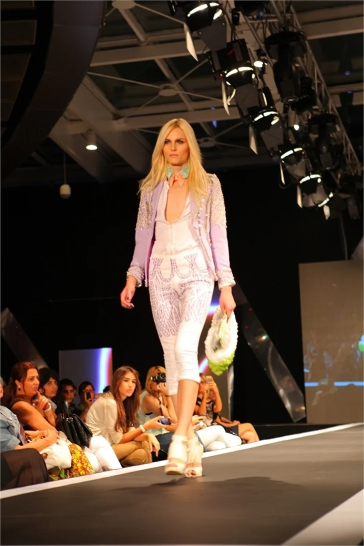 Andrej Pejic’in yer aldığı defile izleyici rekoru kırdı.