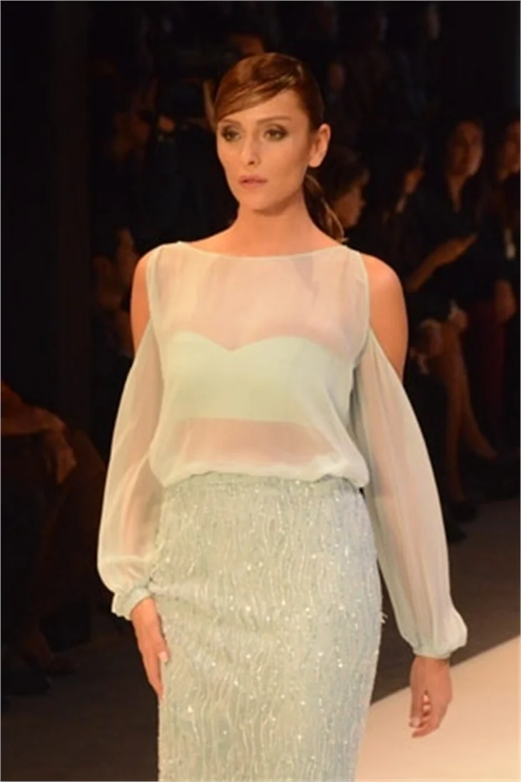 SERENAY SARIKAYA'DAN NEFES KESEN TRANSPARAN!