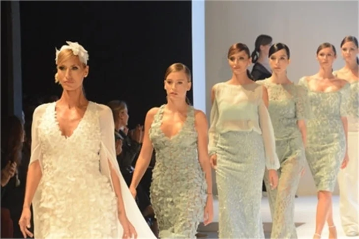 SERENAY SARIKAYA'DAN NEFES KESEN TRANSPARAN!