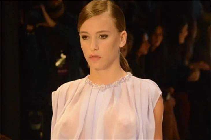 SERENAY SARIKAYA'DAN NEFES KESEN TRANSPARAN!