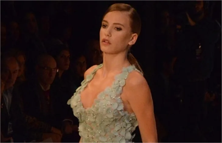 SERENAY SARIKAYA'DAN NEFES KESEN TRANSPARAN!
