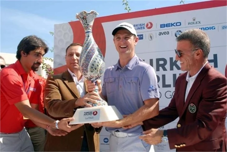 Golfte Tiger Woods'u eleyen Justin Rose kupayı kazandı!