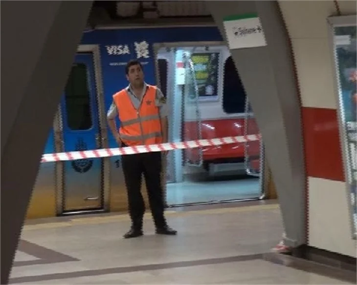 Taksim Metrosunda raylara düşen bir kadın hayatını kaybetti.