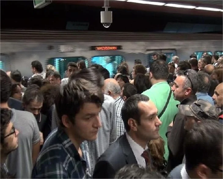 Taksim Metrosunda raylara düşen bir kadın hayatını kaybetti.