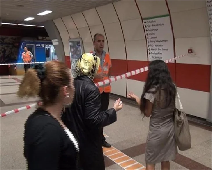 Taksim Metrosunda raylara düşen bir kadın hayatını kaybetti.