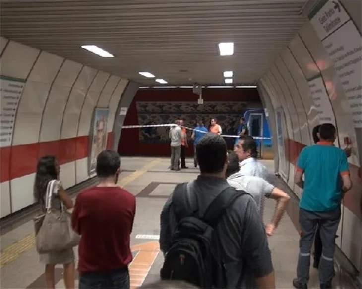 Taksim Metrosunda raylara düşen bir kadın hayatını kaybetti.