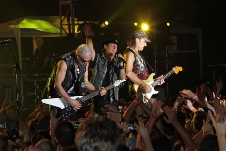 Scorpions, İzmir'de 15 bin kişiye konser verdi