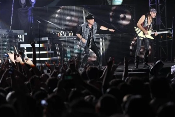 Scorpions, İzmir'de 15 bin kişiye konser verdi