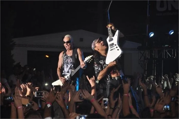 Scorpions, İzmir'de 15 bin kişiye konser verdi