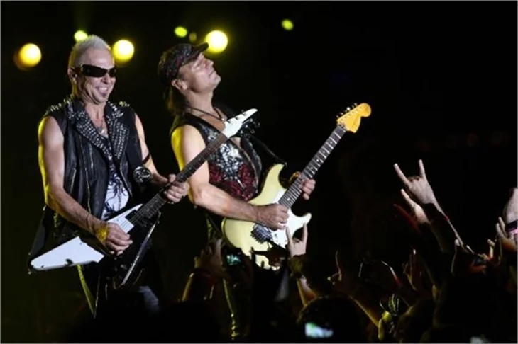 Scorpions, İzmir'de 15 bin kişiye konser verdi