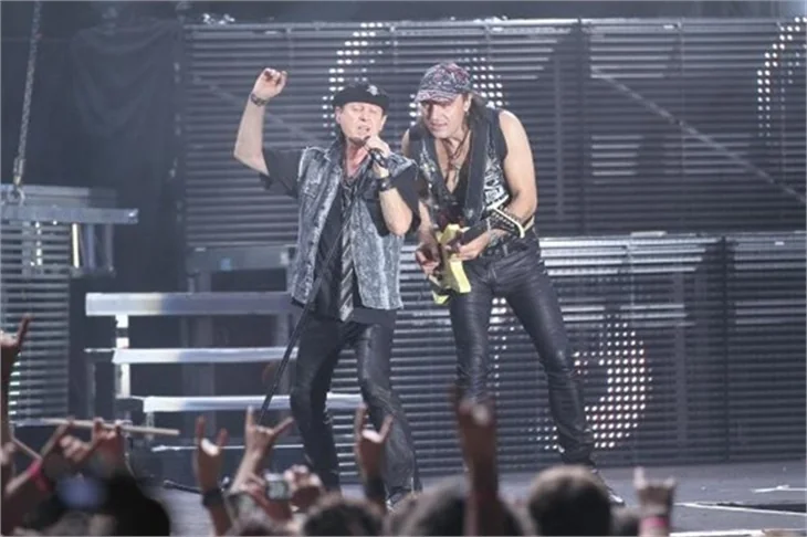 Scorpions, İzmir'de 15 bin kişiye konser verdi