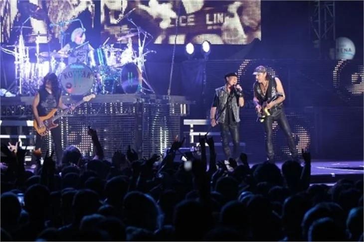 Scorpions, İzmir'de 15 bin kişiye konser verdi
