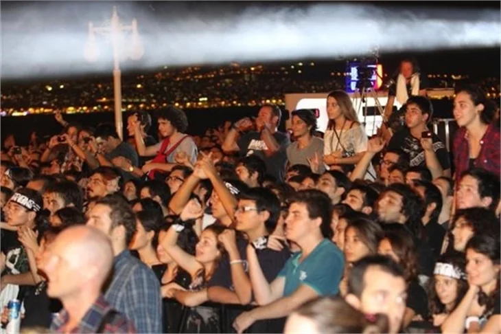 Scorpions, İzmir'de 15 bin kişiye konser verdi