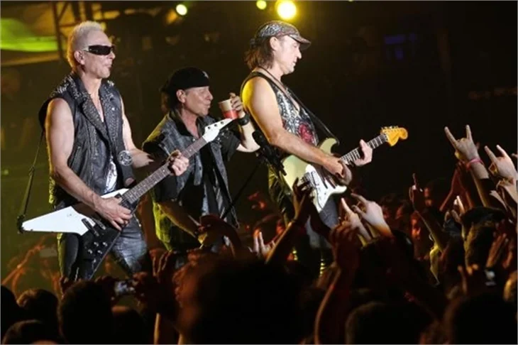 Scorpions, İzmir'de 15 bin kişiye konser verdi