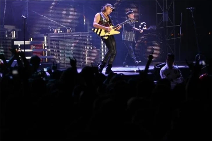 Scorpions, İzmir'de 15 bin kişiye konser verdi