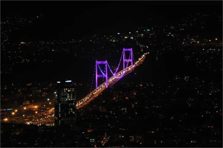 Boğaziçi Köprüsü "pembeye" büründü!