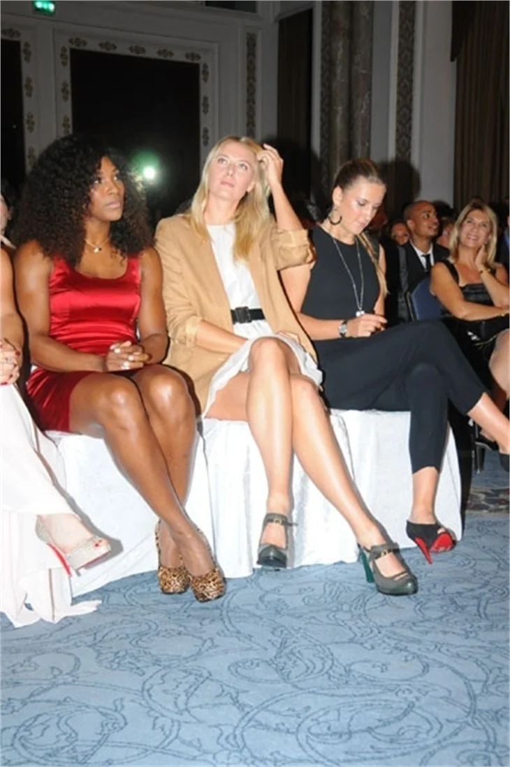 Maria Sharapova ve Serena Williams'tan İstanbul frikikleri...
