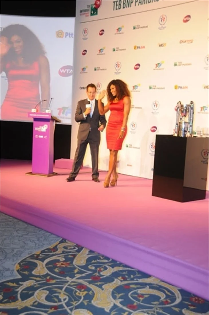 Maria Sharapova ve Serena Williams'tan İstanbul frikikleri...