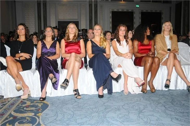 Maria Sharapova ve Serena Williams'tan İstanbul frikikleri...