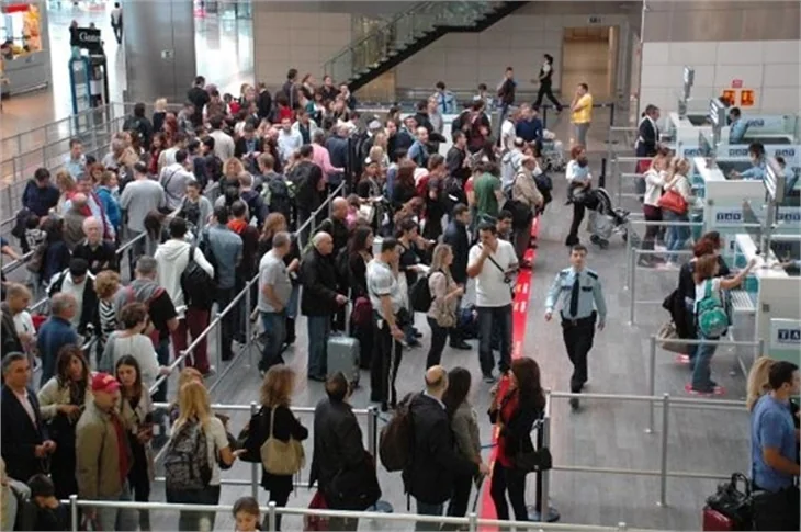 Atatürk Havalimanı'nda bayram yoğunluğu yaşanıyor