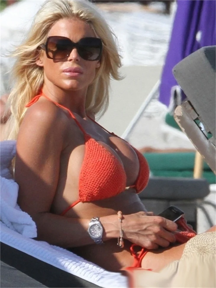 Victoria Silvstedt havuz başında...