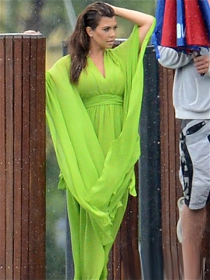 Kourtney Kardashian yeşil elbisesiyle objektiflere takıldı...