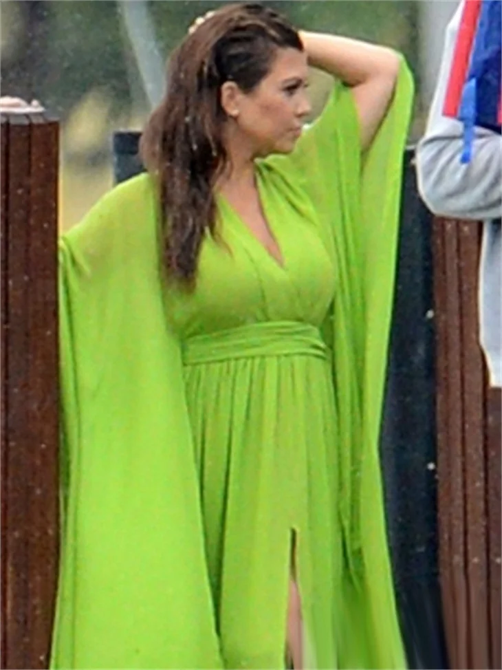 Kourtney Kardashian yeşil elbisesiyle objektiflere takıldı...