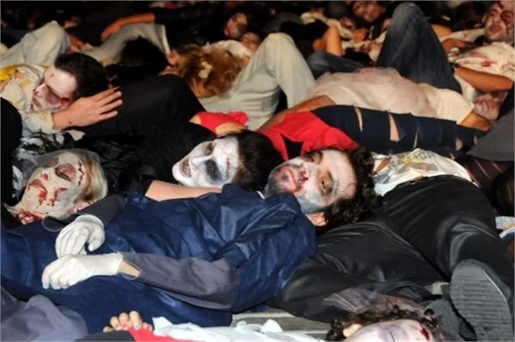 MICHAEL JACKSON HAYRANLARI ZOMBİ OLDU...