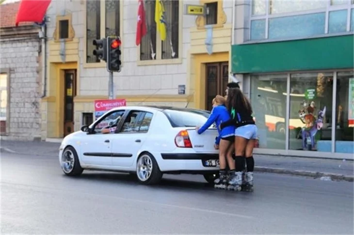 İzmir'de patenli gençlerin tehlikeli yolculuğu