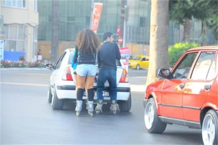 İzmir'de patenli gençlerin tehlikeli yolculuğu
