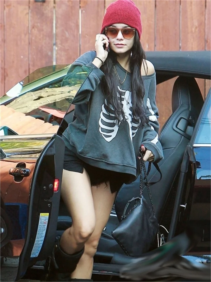 Vanessa Hudgens mini şortuyla büyüledi...