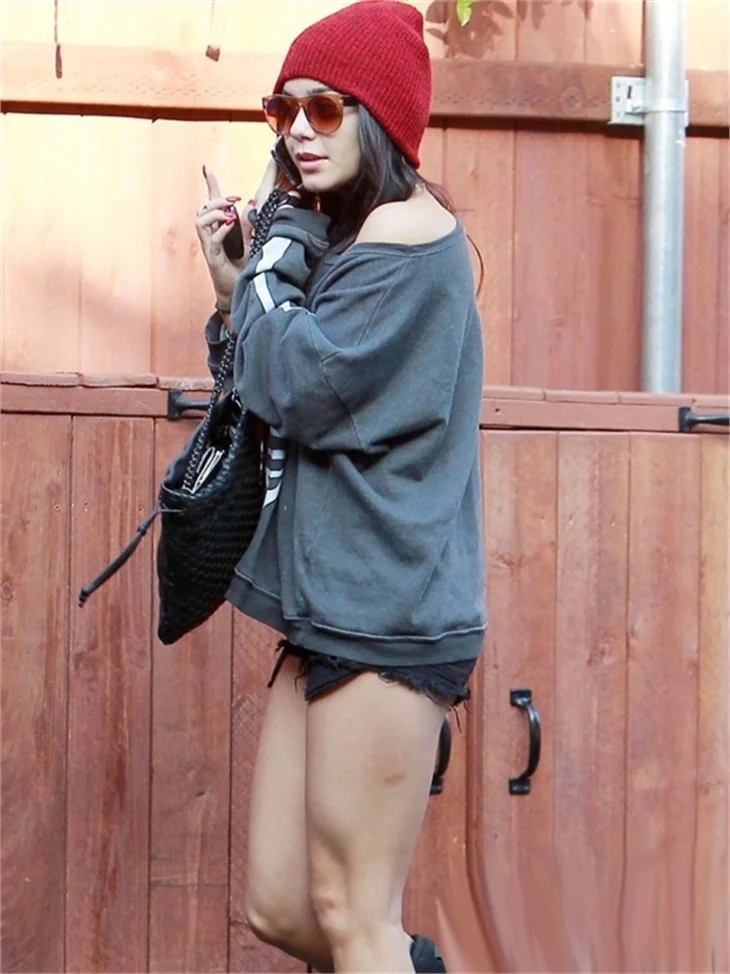 Vanessa Hudgens mini şortuyla büyüledi...