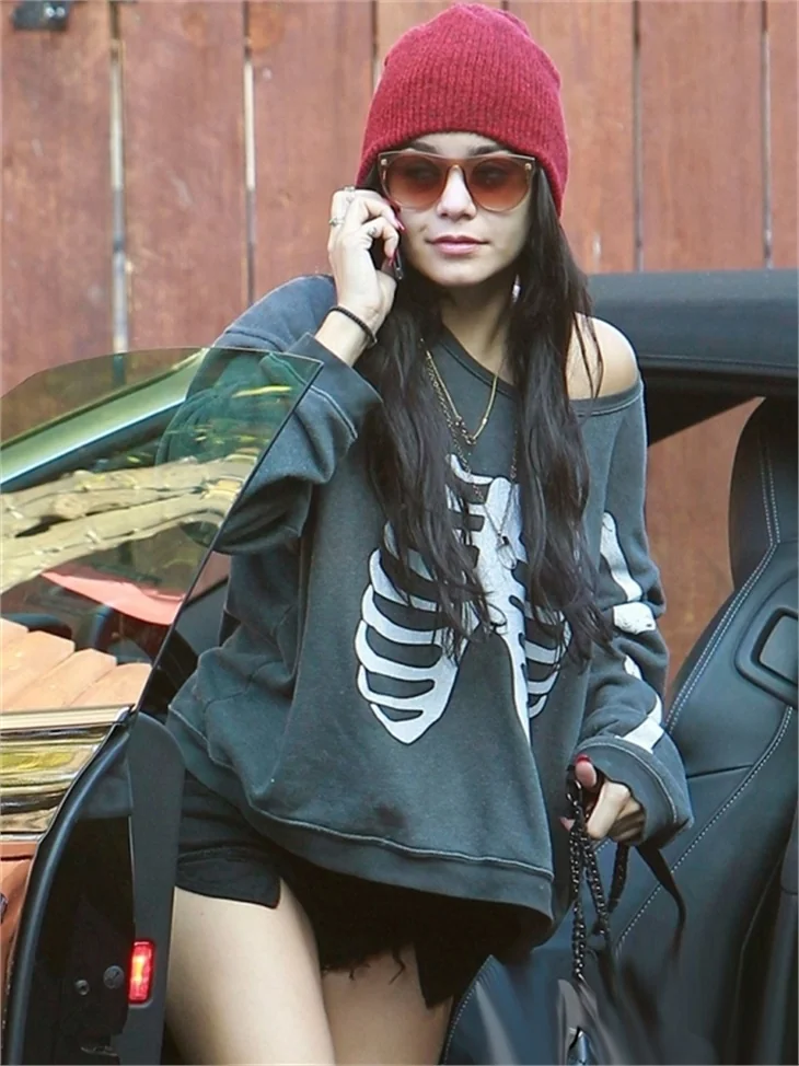 Vanessa Hudgens mini şortuyla büyüledi...
