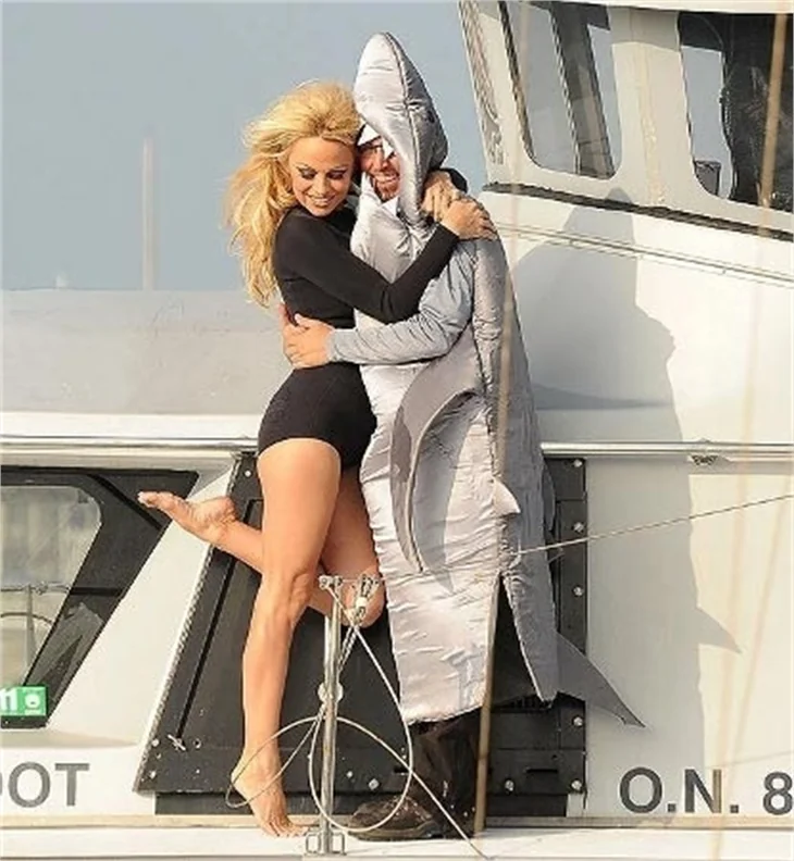 Pamela Anderson sulara geri dönüyor