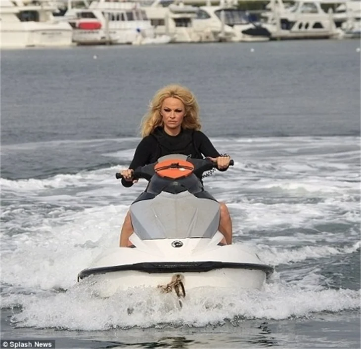 Pamela Anderson sulara geri dönüyor