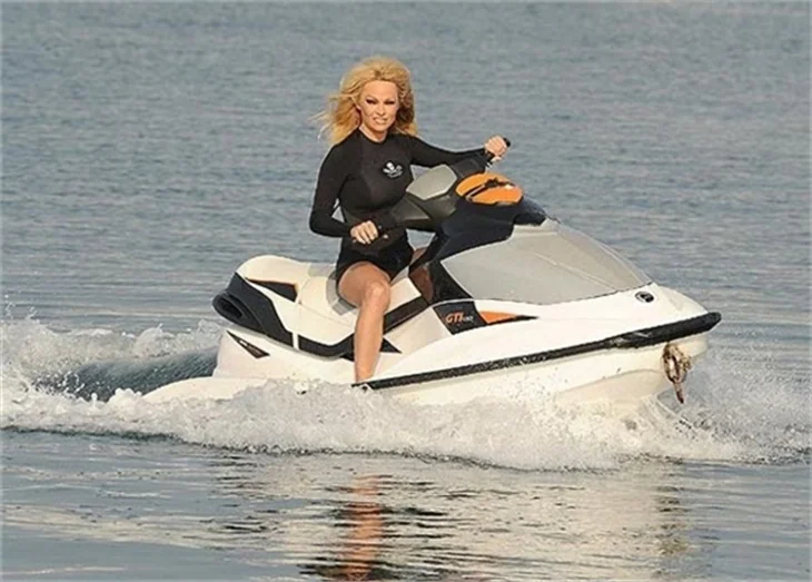 Pamela Anderson sulara geri dönüyor
