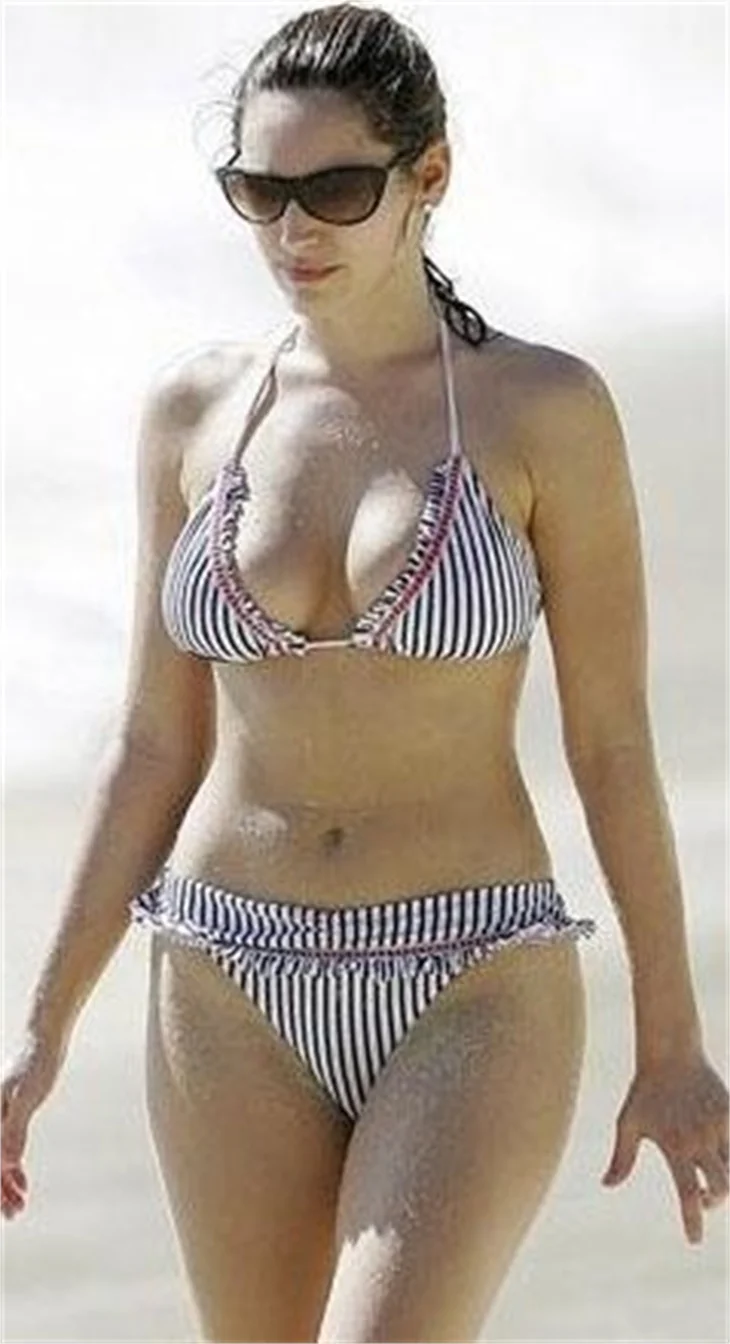 Kelly Brook iri göğüslerinin avantajını nasıl kullanıyor?