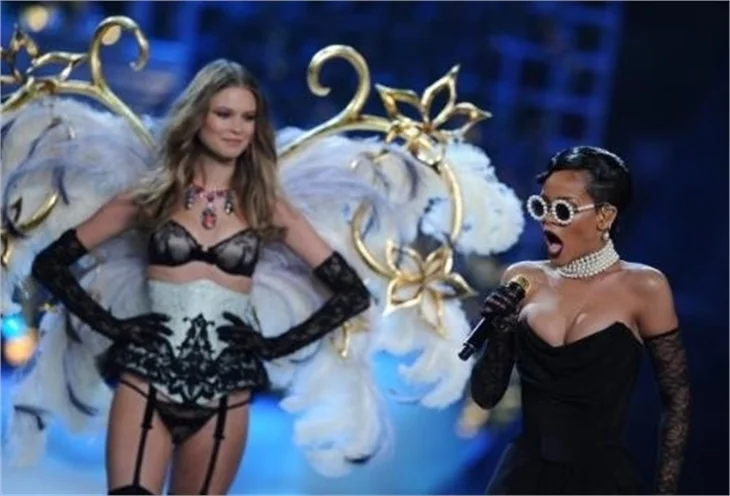 Victoria's Secret 2012 defilesi nefesleri kesti..